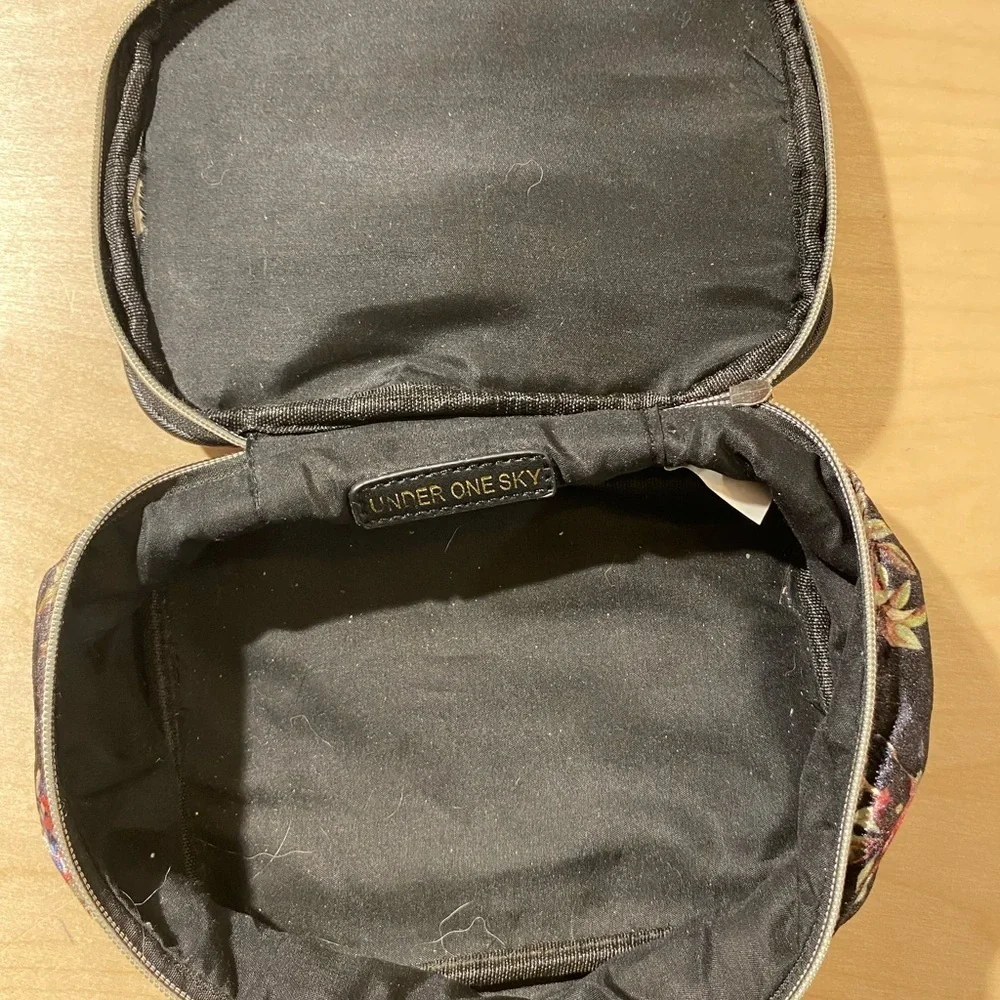 Under One Sky Floral Velvet Women's Cosmetic Bag (MG)